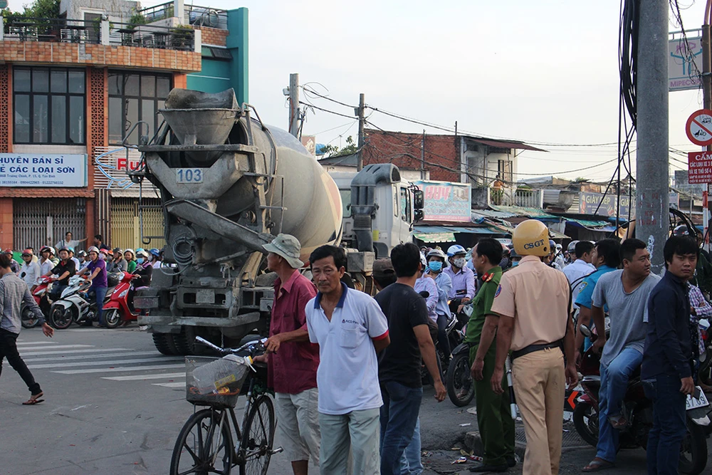 Vụ việc khiến giao thông khu vực ùn ứ. 